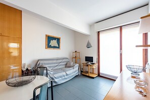 32-inch flat-screen TV with cable channels - Cosy flat with terrace  (Rapallo)