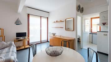 Leilighet, 1 dobbeltseng med sovesofa, terrasse, byutsikt | Oppholdsområde | En 32-tommers Flatskjerm-TV med kabel-kanaler