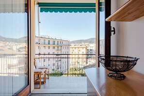 A balcony with a view of buildings and mountains. - Cosy flat with terrace (Rapallo)