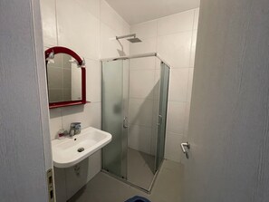 Dusche, Haartrockner, Bidet, Handtücher