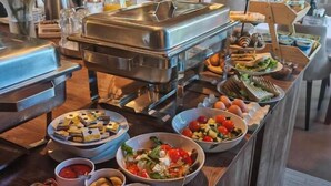 A buffet setup with various food items and a buffet station. - Villa Anton B&B (Sukošan)