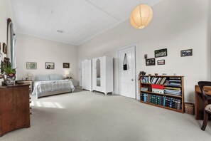 Iron/ironing board, free WiFi, bed sheets