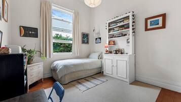 4 bedrooms, iron/ironing board, free WiFi, bed sheets