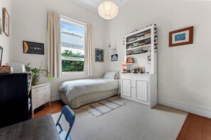 4 bedrooms, iron/ironing board, free WiFi, bed sheets - Bespoke Stays - Elegant Devonport Living (Devonport)