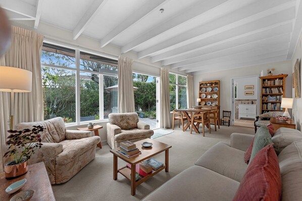 TV - Bespoke Stays - Elegant Devonport Living (Devonport)