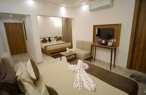 Desk, laptop workspace, free WiFi, bed sheets - Serenity By The Ganges (Haridwar)