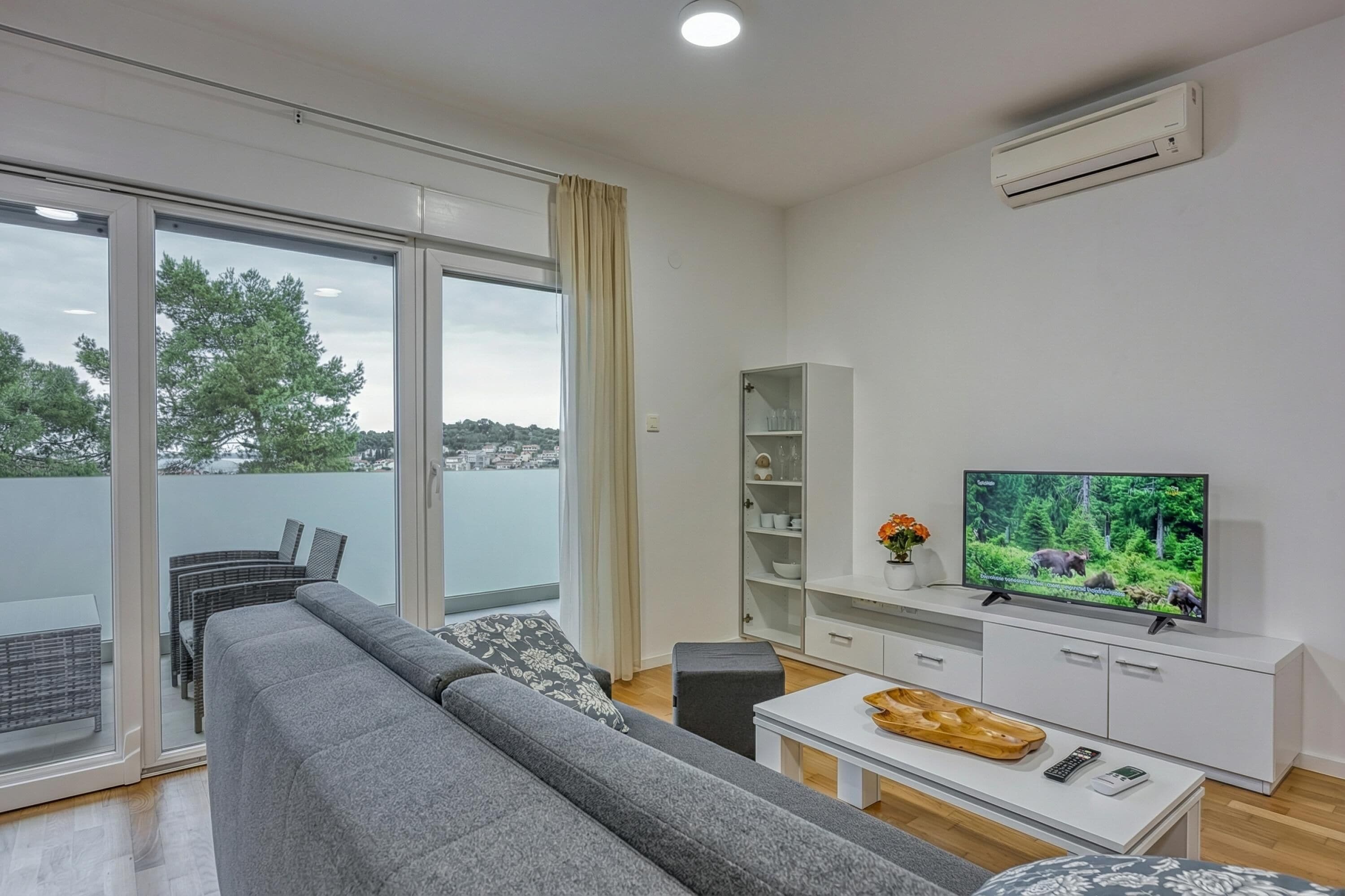 Apartament estàndard, diversos dormitoris (Cikat Bay Modern Apartment) | Sala d'estar | Televisor intel·ligent de 21 polzades amb canals per cable 