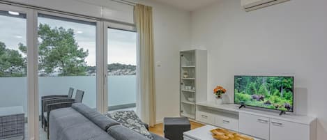 สแตนดาร์ดอพาร์ทเมนท์, หลายห้องนอน (Cikat Bay Modern Apartment) | บริเวณนั่งเล่น | สมาร์ททีวี 21 นิ้ว พร้อมช่องเคเบิล