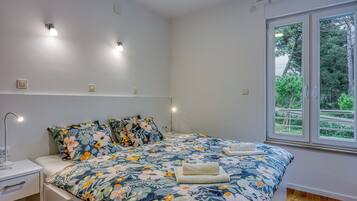 1 habitación, tabla de planchar con plancha, wifi gratis y ropa de cama