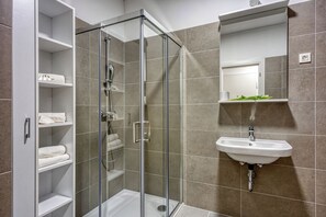 Douche, sèche-cheveux, serviettes fournies, savon