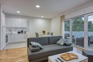 21-inch Smart TV with cable channels - Cikat Bay Modern Apartment (Mali Losinj)