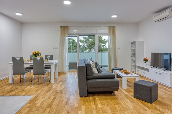 21-inch Smart TV with cable channels - Cikat Bay Modern Apartment (Mali Losinj)