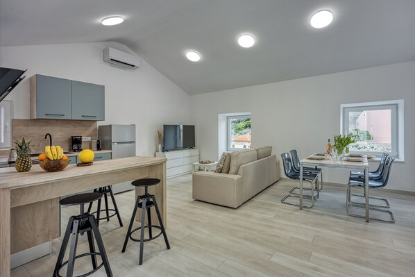 家庭公寓, 多間臥室, 面海 (The View Apartment Veli Lošinj) | 起居區 | 21-吋智慧型電視，提供有線頻道