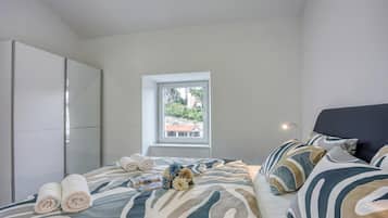 Family Apartment, Multiple Bedrooms, Sea Facing (The View Apartment Veli Lošinj) | 2 bedrooms, iron/ironing board, free WiFi, bed sheets