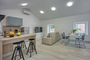 Kablolu TV kanalları bulunan 21 inç akıllı televizyon