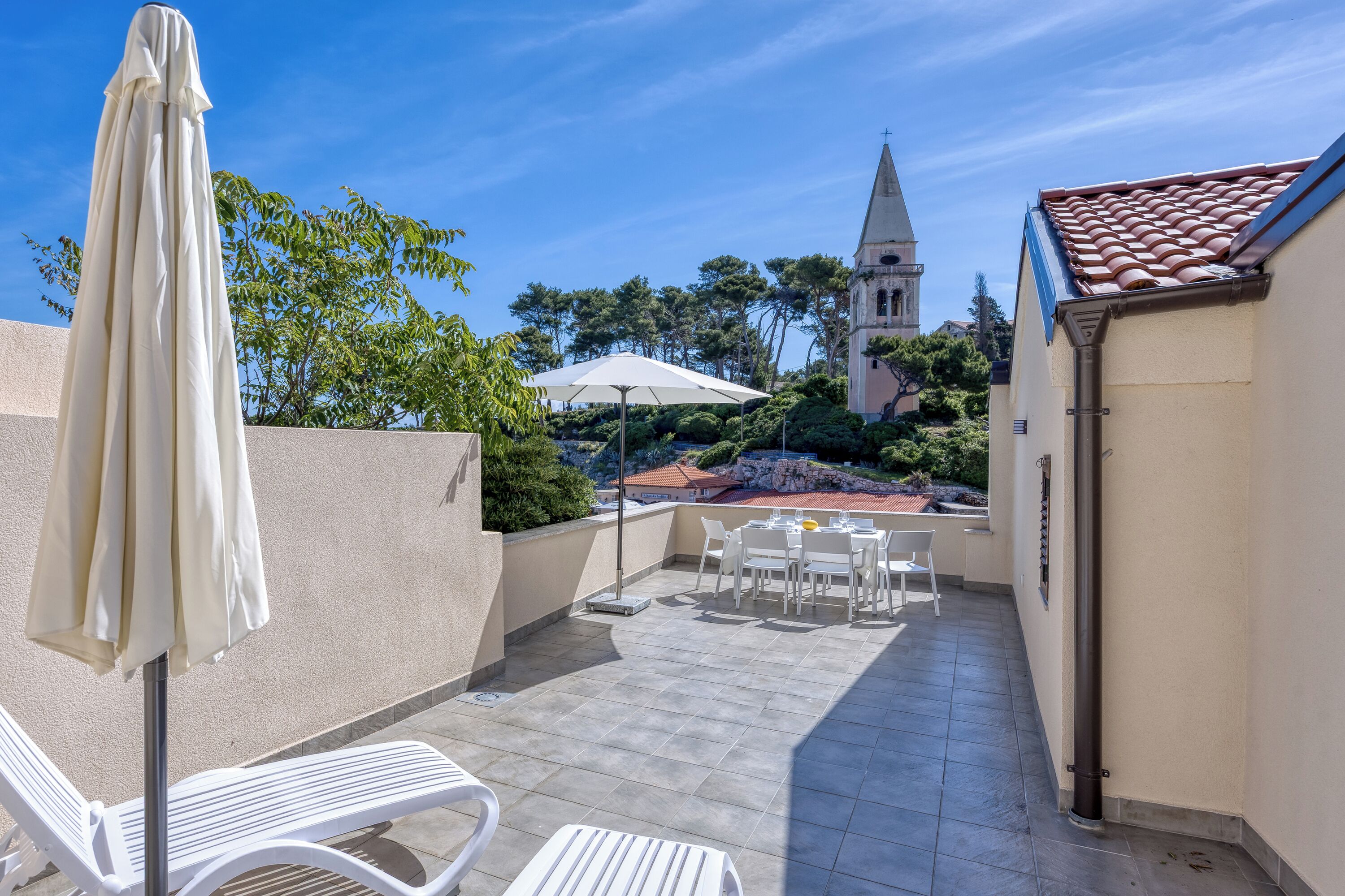 ファミリー アパートメント ベッドルーム (複数) 海側 (The View Apartment Veli Lošinj) | 屋外ダイニングエリア