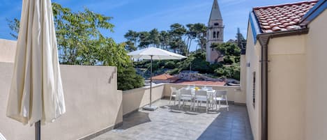 ファミリー アパートメント ベッドルーム (複数) 海側 (The View Apartment Veli Lošinj) | 屋外ダイニングエリア
