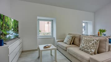 Familienapartment, Mehrere Schlafzimmer, Meerseite (The View Apartment Veli Lošinj) | Wohnbereich | 21-Zoll-Smart-TV mit Kabelempfang