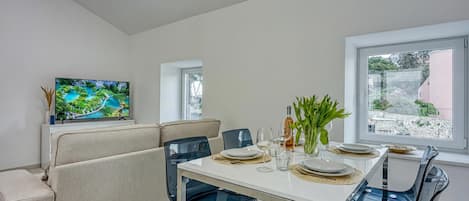 Family Apartment, Multiple Bedrooms, Sea Facing (The View Apartment Veli Lošinj) | Dining