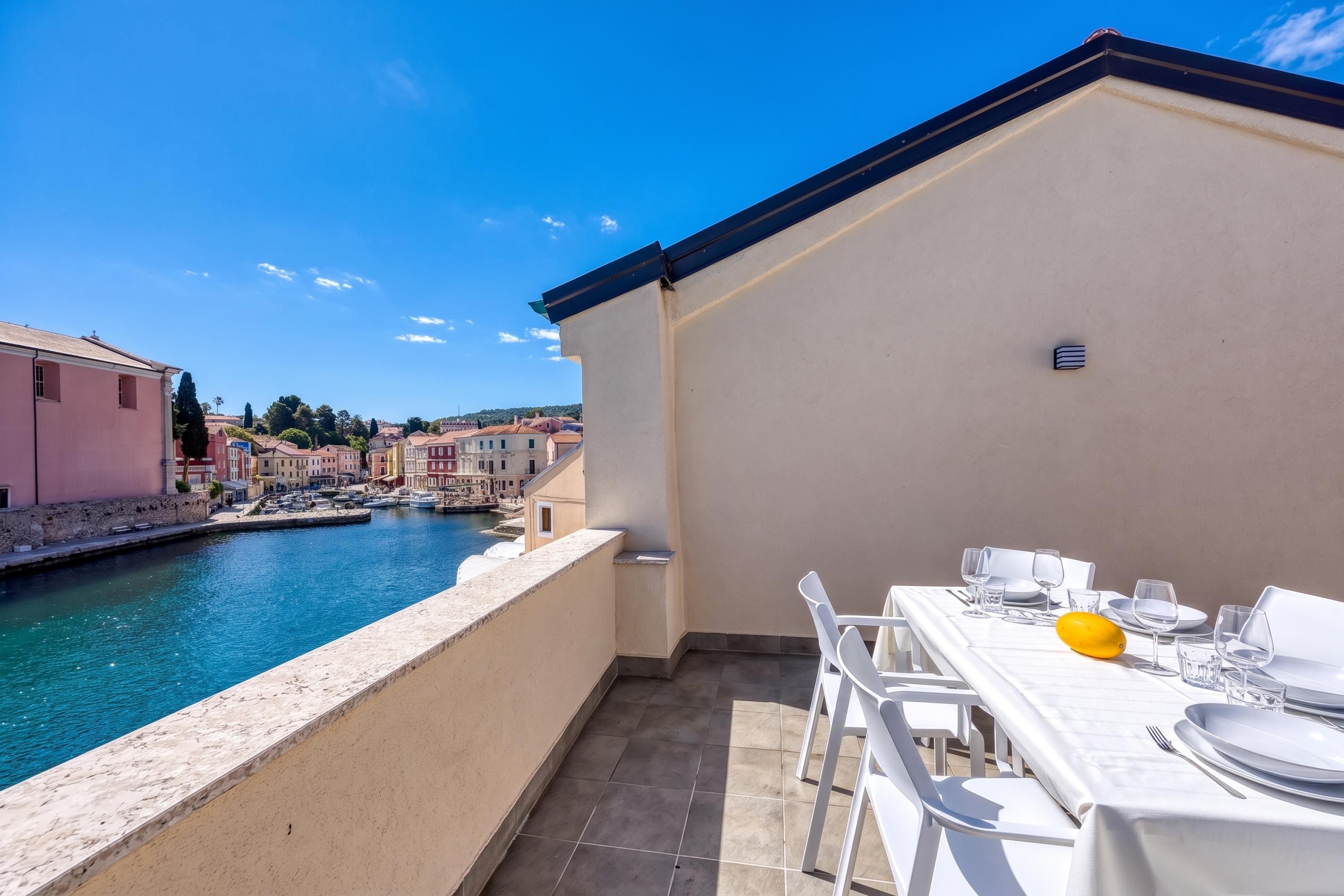 Apartamento familiar, 2 habitaciones, terraza, mirando al mar (The View Apartment Veli Lošinj) | Restaurante al aire libre