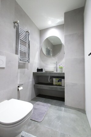 Haartrockner, Handtücher, Seife, Toilettenpapier