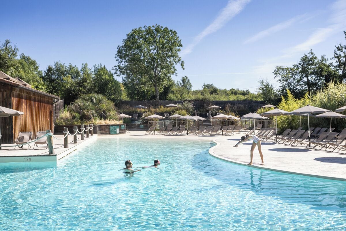 시즌별로 운영되는 야외 수영장, 09:00 ~ 18:00 오픈, 수영장 파라솔, 일광욕 의자