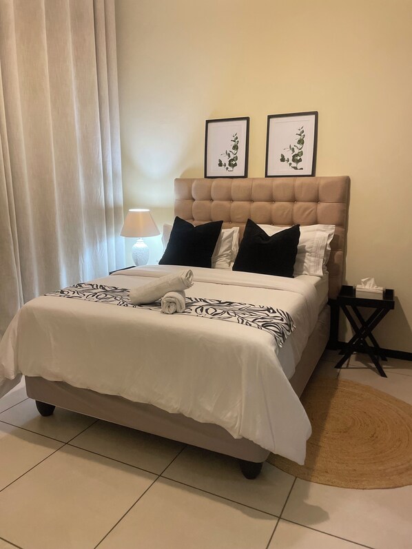 1 bedroom, iron/ironing board, WiFi, bed sheets - Elegant Urban Escape with Views (Midrand)