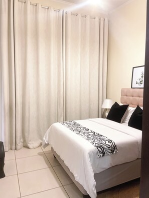 1 bedroom, iron/ironing board, WiFi, bed sheets - Elegant Urban Escape with Views (Midrand)