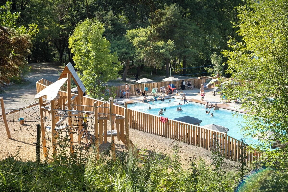 Área de juegos infantiles al aire libre