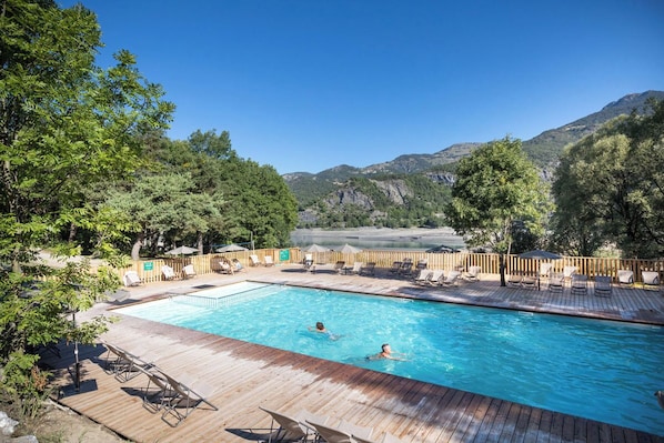 Piscine extérieure (ouverte en saison), parasols de plage