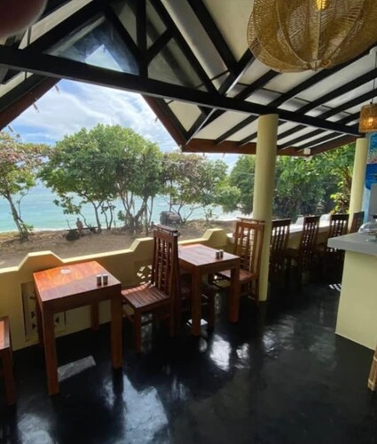Beachfront 4-bedroom villa in fabulous Ahangama!