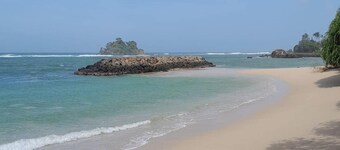 Beachfront 4-bedroom villa in fabulous Ahangama!