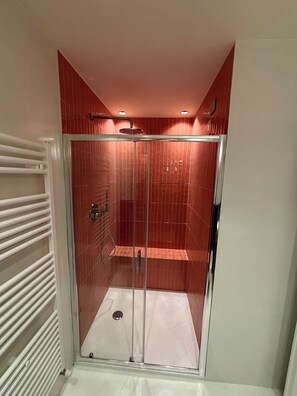 Dusche, Haartrockner, Bidet, Handtücher