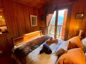 3 slaapkamers, een strijkplank/strijkijzer, reisbedje, wifi