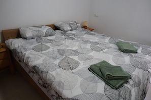 2 soverom, strykejern/-brett, reiseseng for barn og wi-fi (inkludert)