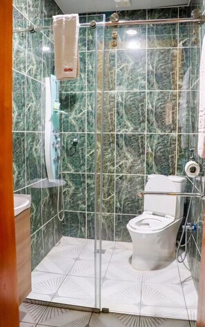 Chambre luxueuse, vue sur la ville | Salle de bain | Baignoire et douche séparées, pantoufles, serviettes fournies, savon
