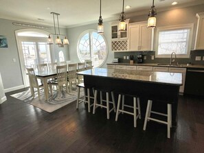 Dining - Discover The Lazy Pelican: a spacious 5BR home in Sunset Beach, perfect for family getaways. (Sunset Beach)