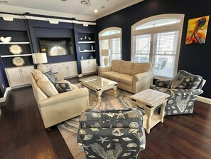 Living area - Discover The Lazy Pelican: a spacious 5BR home in Sunset Beach, perfect for family getaways. (Sunset Beach)