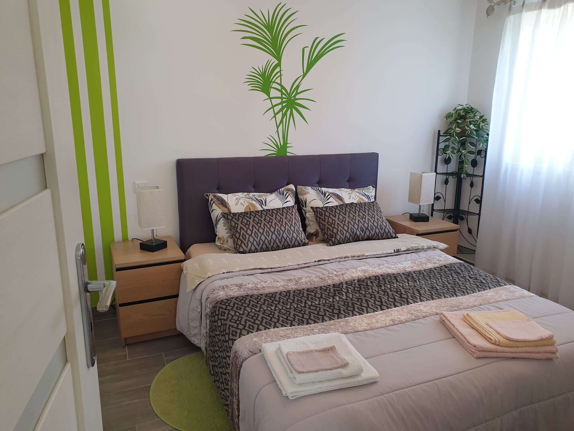 1 chambre, bureau, fer et planche à repasser, lit parapluie