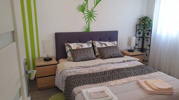 1 chambre, bureau, fer et planche Ă repasser, lit parapluie