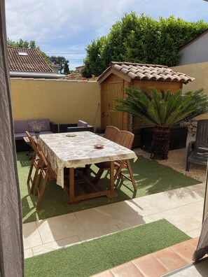 Outdoor dining - Sunshine House (AUBAGNE)