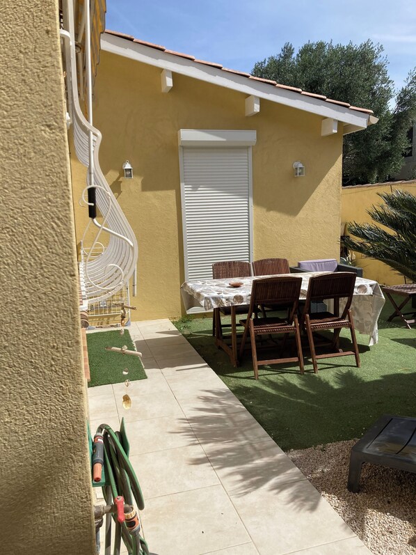 Outdoor dining - Sunshine House (AUBAGNE)