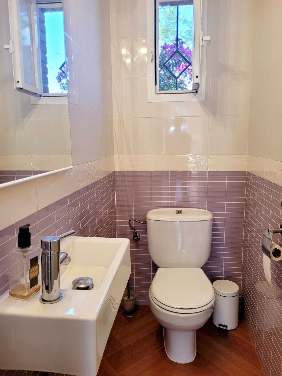 Une salle de bain avec un lavabo blanc, des toilettes et un bidet.