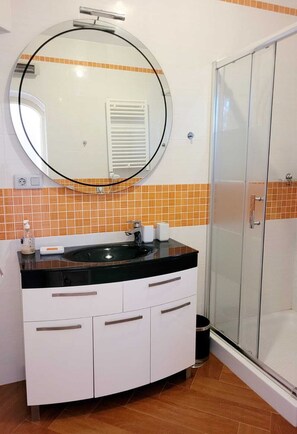 Douche, séchoir à cheveux, serviettes fournies, savon