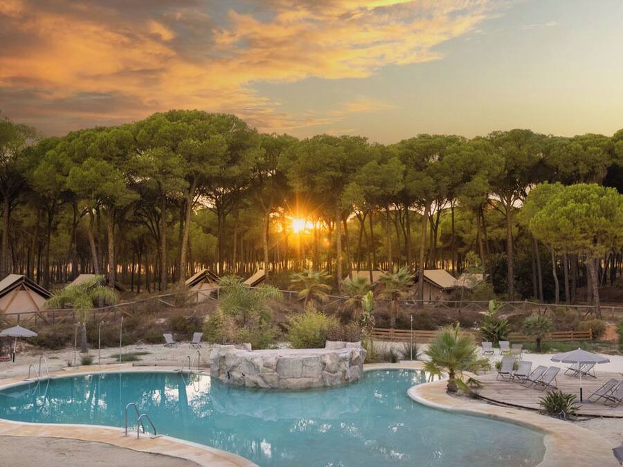 Una piscina al aire libre de temporada