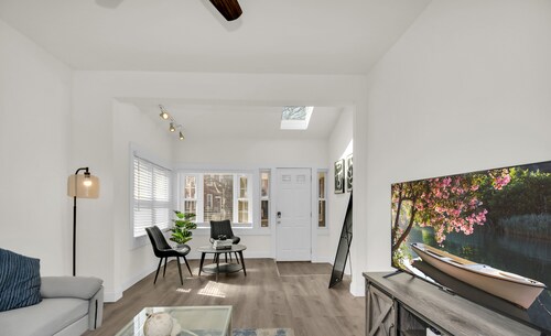 Stylish & Comfy Stay: Close to Downtown