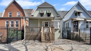 A row of houses with a wooden deck and a gated entrance. - Stylish & Comfy Stay: Close to Downtown (Chicago)