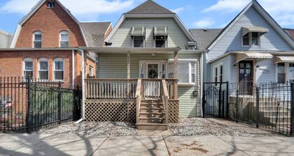 Stylish & Comfy Stay: Close to Downtown