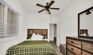 2 habitaciones, escritorio, tabla de planchar con plancha y wifi gratis 