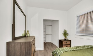 2 quartos, escrivaninha, ferros/tábuas de passar roupa